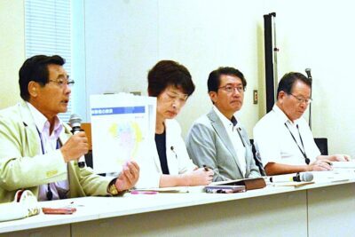 被爆地域の矛盾を指摘する内田氏（左）＝23日、衆院第２議員会館