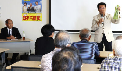 地元の農産物を手に語る田村氏と岡村候補（左）＝12日、長崎県平戸市