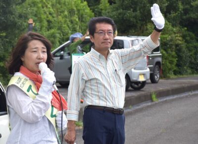 支持を訴える、（左から）てのくち候補、田村議員＝２日、鹿児島県南さつま市