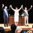 参加者の応援に応じる（右から）田村、紙、おくだの各氏＝21日、熊本市