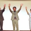 総選挙勝利へと決意を固め合う、（右から）松尾、田村、堀内の３氏＝６月２９日、福岡市南区