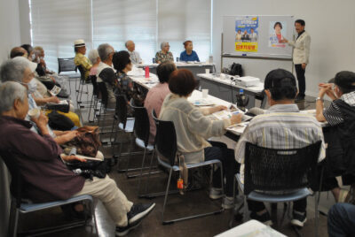 田村氏の訴えを聞く集い参加者＝26日、大分県日出町