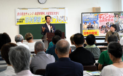 つどいで訴える田村（正面左）、おくだ（同右）両氏＝22日、熊本市