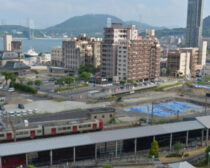 旧門司駅の遺構（右）＝北九州市門司区