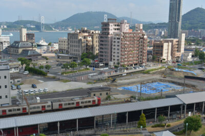 旧門司駅の遺構（右）＝北九州市門司区