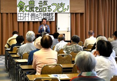 田村氏の話を聞く参加者＝26日、熊本県天草市