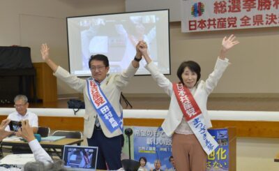 激励に応える田村氏（左）とまつざき候補＝５日、鹿児島市②