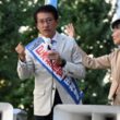 力を込め街頭演説する田村氏（左）＝10日、熊本市②