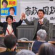 市議選勝利に向け決意を固め合う（右から）田村、高橋両氏＝25日、北九州市門司区