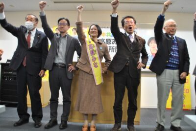 勝利を誓い合う高原候補（中央）と田村氏（その右）ら＝７日、大分市