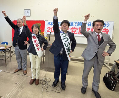 共産党躍進への決意を固め合う（右から）田村、つつい、西田、原口の各氏＝４日、長崎市