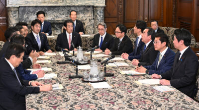 衆院選挙制度協議会に出席する田村貴昭議員（右から２人目）＝29日、国会内