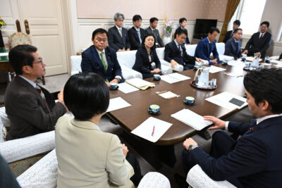 衆院予算委理事懇に出席する田村貴昭議員（左端）＝28日、国会内