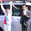 ふちせ候補(左)とともに訴える田村氏＝13日、長崎県西海市