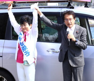 ふちせ候補(左)とともに訴える田村氏＝13日、長崎県西海市