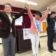 声援に応える(左から)田村､ふちせ､つつい､の各氏＝29日、長崎県西海市