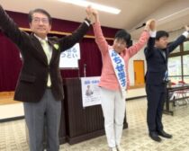 声援に応える(左から)田村､ふちせ､つつい､の各氏＝29日、長崎県西海市