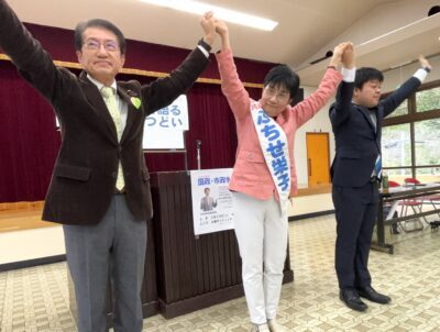 声援に応える(左から)田村､ふちせ､つつい､の各氏＝29日、長崎県西海市