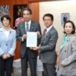 江藤拓農水相（左から３人目）に申し入れ書を渡す（右へ）田村貴昭、吉良よし子、堀川あきこ、（左から）山下芳生、紙智子の各議員＝２５日、農水省
