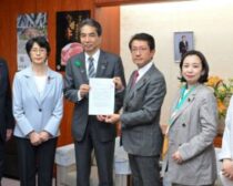 江藤拓農水相（左から３人目）に申し入れ書を渡す（右へ）田村貴昭、吉良よし子、堀川あきこ、（左から）山下芳生、紙智子の各議員＝２５日、農水省