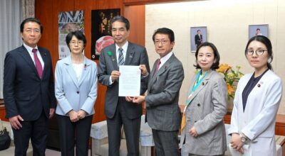 江藤拓農水相（左から３人目）に申し入れ書を渡す（右へ）田村貴昭、吉良よし子、堀川あきこ、（左から）山下芳生、紙智子の各議員＝２５日、農水省