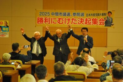 参院選、市議選勝利に向け訴える（右から）田村、田口、柴田の３氏＝２６日、福岡県中間市