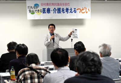 田村氏の話を聞く参加者＝２７日、熊本市