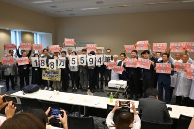 全国から集まった署名数を発表する参加者＝５月15日、衆院第２議員会館