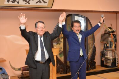 拍手にこたえる田村氏（右）と山口候補（左)＝24日、長崎県壱岐市