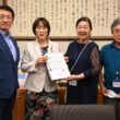 田村智子委員長（左から２人目）に署名を提出する山下いづみ代表（右から２人目）＝４日、衆院第２議員会館