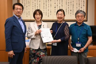 田村智子委員長（左から２人目）に署名を提出する山下いづみ代表（右から２人目）＝４日、衆院第２議員会館