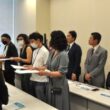 政府側に実態調査結果が載った文書を手渡すＳＴＯＰ！インボイスの人たち＝28日、衆院第１議員会館