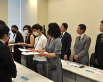 政府側に実態調査結果が載った文書を手渡すＳＴＯＰ！インボイスの人たち＝28日、衆院第１議員会館