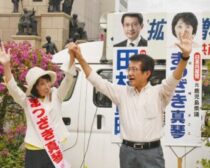訴える田村議員（右）と、まつぎき選挙区候補＝22日、鹿児島市