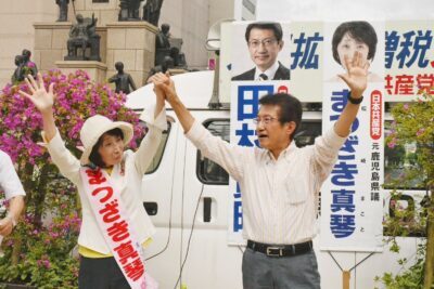 訴える田村議員（右）と、まつぎき選挙区候補＝22日、鹿児島市