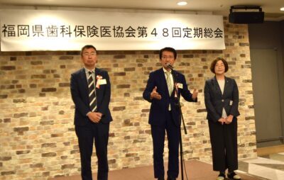 あいさつする田村氏（中央）＝24日、福岡市博多区