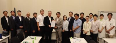 党国会議員団に要請書を手渡す全建総連の鈴木貴雄委員長（左から７人目) ＝24日、衆院第２議員会館