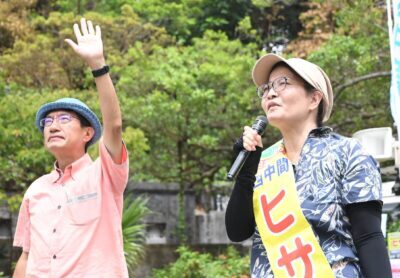訴える西中間ヒサエ候補(右)と田村議員=18日、那覇市
