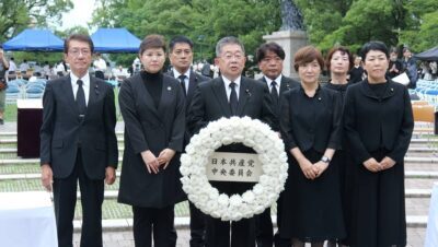原爆の爆心地で献花する党国会議員団ら＝８日、長崎市松山町
