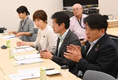 懇談する日本共産党の（右から）仁比、田村、白川の各氏＝２日、東京都千代田区