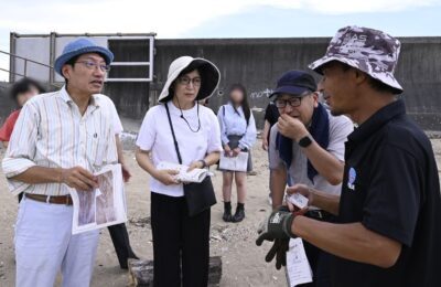 ダイバーの戸田さん（右）に話を聞く（左から）田村、白川、藤本の各氏＝15日、山口県宇部市