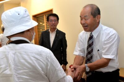 支援者と握手する岡村候補（右）と田村氏（中央）＝13日、長崎県平戸市