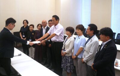 防衛省に要望書を手渡す地方議員団、国会議員＝８月26日、衆院第２議員会館