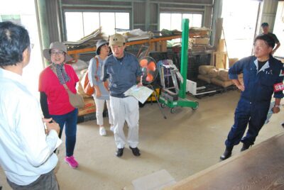 精米所が浸水した男性（手前左）から話を聞く（右から）仁比、田村両氏＝２２日、福岡県宗像市