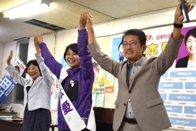 声援に応える（右から）田村、山本、武藤の各氏＝27日、佐賀市