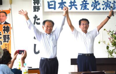 声援に応える（右から）田村、神野の両氏＝20日、鹿児島県南さつま市