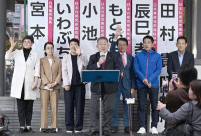 緊急の訴えをする党国会議員団ら。（左から）本村、堀川、岩渕、小池、田村、辰巳、宮本の各氏＝21日、東京・有楽町駅前