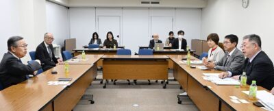 日本病院会の相澤孝夫会長（左）と懇談する小池晃書記局長（右）。（左へ）田村貴昭衆院議員、白川容子参院議員＝３０日、東京都千代田区