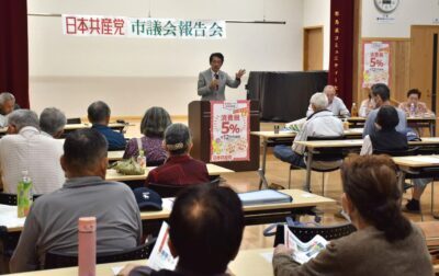 田村議員の訴えを聞く参加者＝１９日、大分県中津市