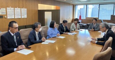 医療・介護危機回避のための緊急政策を要請する医療団体連絡会議のメンバー（左側）。同席する日本共産党の田村貴昭衆院議員（右から２人目）と白川容子参院議員（その左）＝30日、厚生労働省